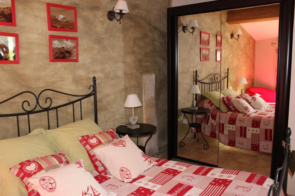 Les Gites Du Veau D'Or Ozillac Exterior photo